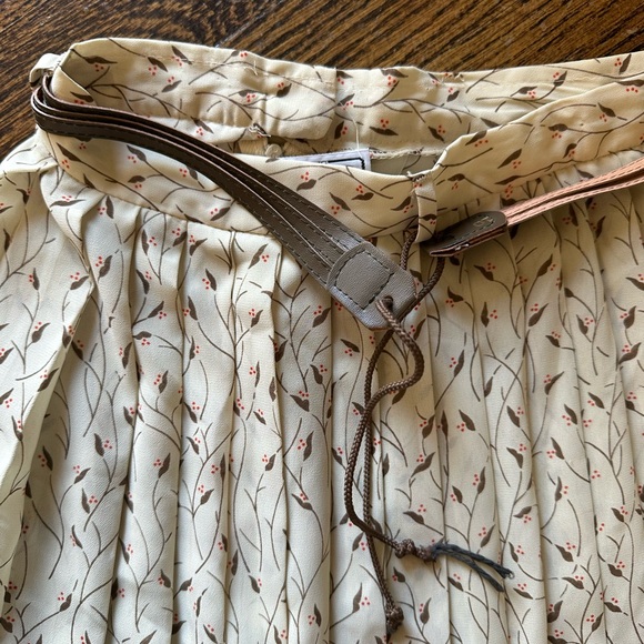 Elegant Cream Patterned A-Line Skirt - Picture 2 of 6